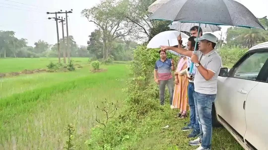 नवागढ़: कलेक्टर जन्मेजय महोबे ने फील्ड पहुंचकर डिजिटल क्रॉप सर्वे, एग्रीस्टैक पंजीयन और नक्शा बटांकन की प्रगति का किया निरीक्षण