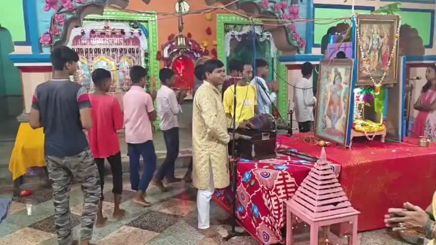 बरबीघा: बरबीघा के तैलिक ठाकुरबाड़ी मंदिर में संकीर्तन, भक्ति में लीन हुए श्रद्धालु