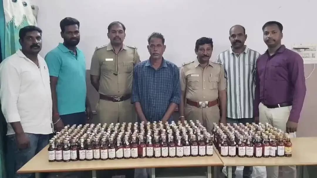 ஆனைமலை: பொள்ளாச்சி அருகே சட்டவிரோத மது விற்பனை — 430 மது பாட்டில்கள் பறிமுதல்; இருவர் கைது!