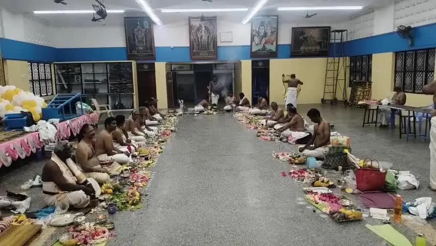 தேனி: ஆவணி அவிட்டத்தை முன்னிட்டு தேனி வாசவி மகாலில் 50க்கும் மேற்பட்ட ஆரிய வைசியர்கள் பூணூல் அணிந்தனர்