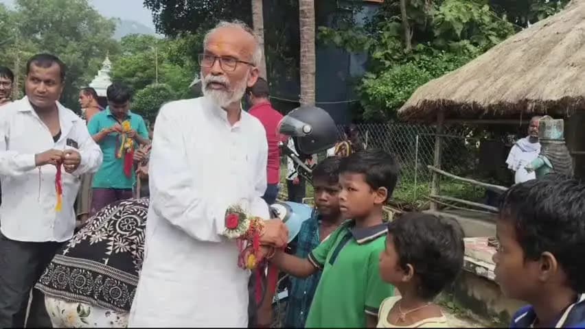 ନୀଳଗିରି: ଗୋପୀନାଥପୁର ବାସଭବନରେ ଛୋଟ ପିଲା ଓ ଏସ ଏସ ଜି ସଂଘ ମହିଳାଙ୍କ ସହ ରକ୍ଷା ବନ୍ଧନ ଉତ୍ସବ ପାଳିଲେ ସାଂସଦ