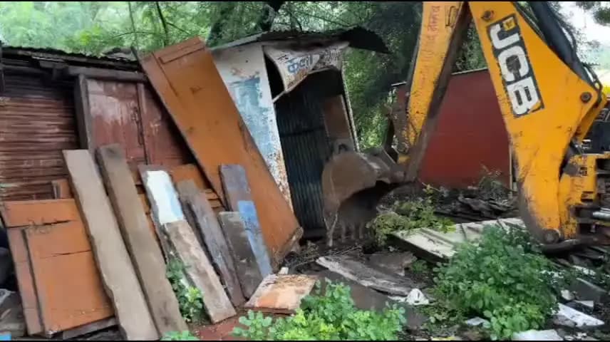 नीमच नगर: नपा ने गांधी कॉलोनी और जवाहर नगर में बुलडोजर चलाकर हटाया अतिक्रमण