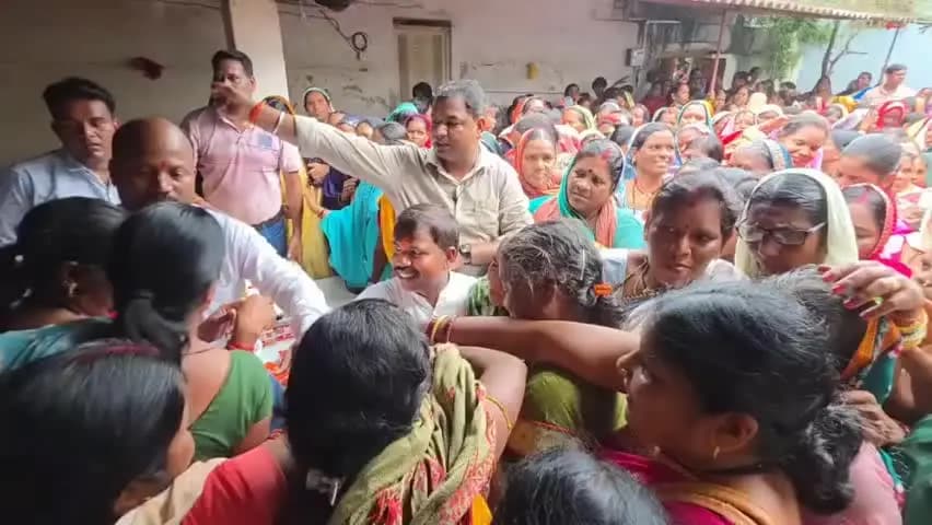 सक्ती: जमगहन में विधायक रामकुमार यादव के निवास पर धूमधाम से मनाया गया रक्षाबंधन महोत्सव