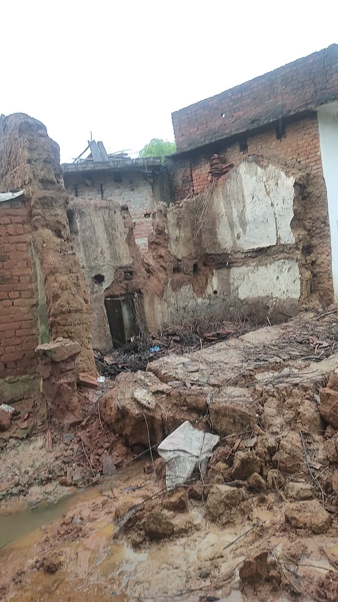 आज ग्राम पुरवा में तेज बारिश होने के कारण एक मकान गिर गया है