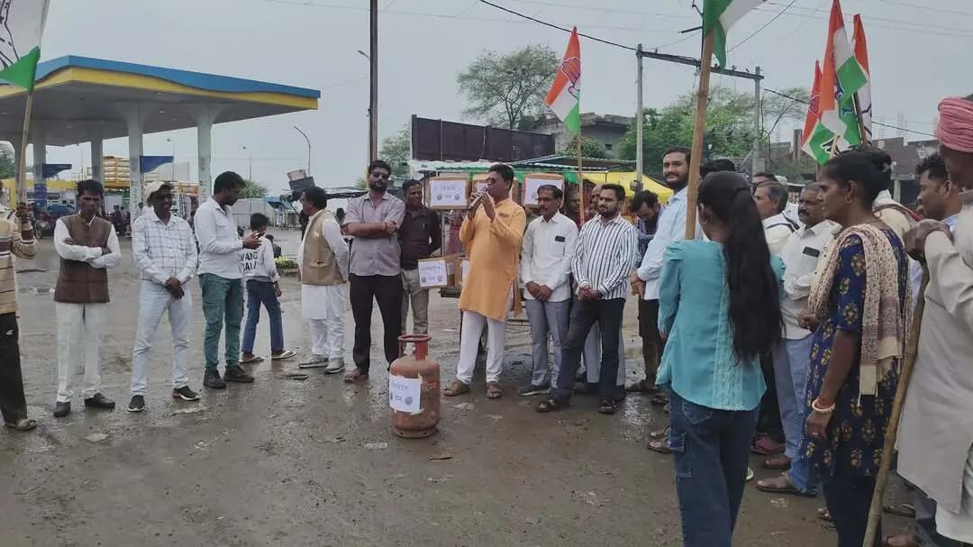 अम्मा नगर चौरा तत्काल का मामला महंगाई के कारण पब्लिक ने निकाला जुलूस आप बताएं इन्होंने सही किया या गलत 🙏🏻🔥