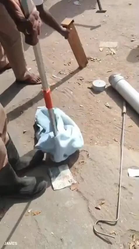 வேடசந்தூர்: வேடசந்தூரில் 5 அடி நீள நல்ல பாம்பு கடைக்குள் நுழைந்தது: தீயணைப்பு போலீசார் பிடித்தனர்