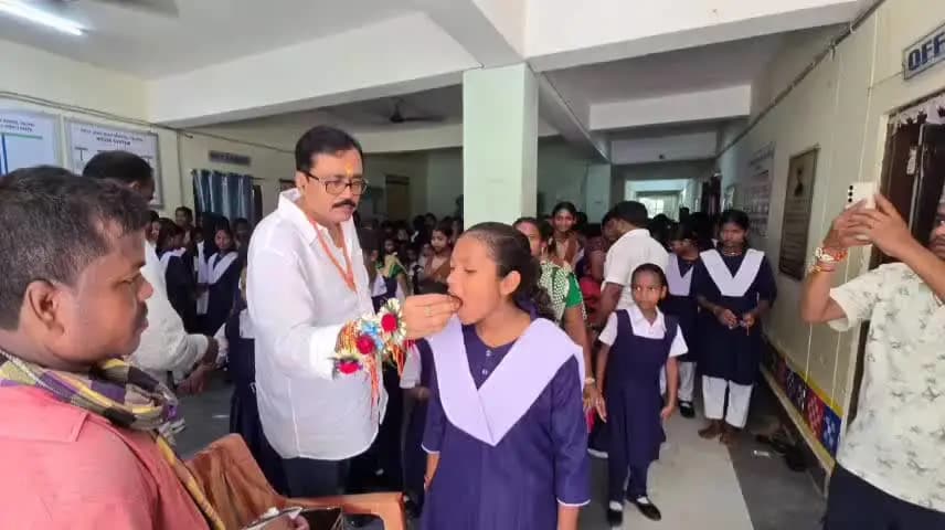ନୀଳଗିରି: ନୀଳଗିରି ବିଧାୟକଙ୍କୁ ରାଖୀ ବାନ୍ଧିଲେ ତେଲିପାଳ ଆଶ୍ରମ ସ୍କୁଲର କୁନି କୁନି ଛାତ୍ରଛାତ୍ରୀ