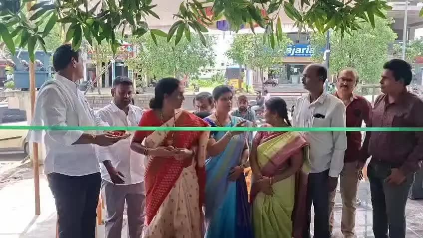 సిరిసిల్ల: జీపి మోటార్స్ ఎలక్ట్రిక్ స్కూటర్ షో రూమ్ ను ప్రారంభించిన మున్సిపల్ చైర్పర్సన్ జిందం కళాచక్రపాణి