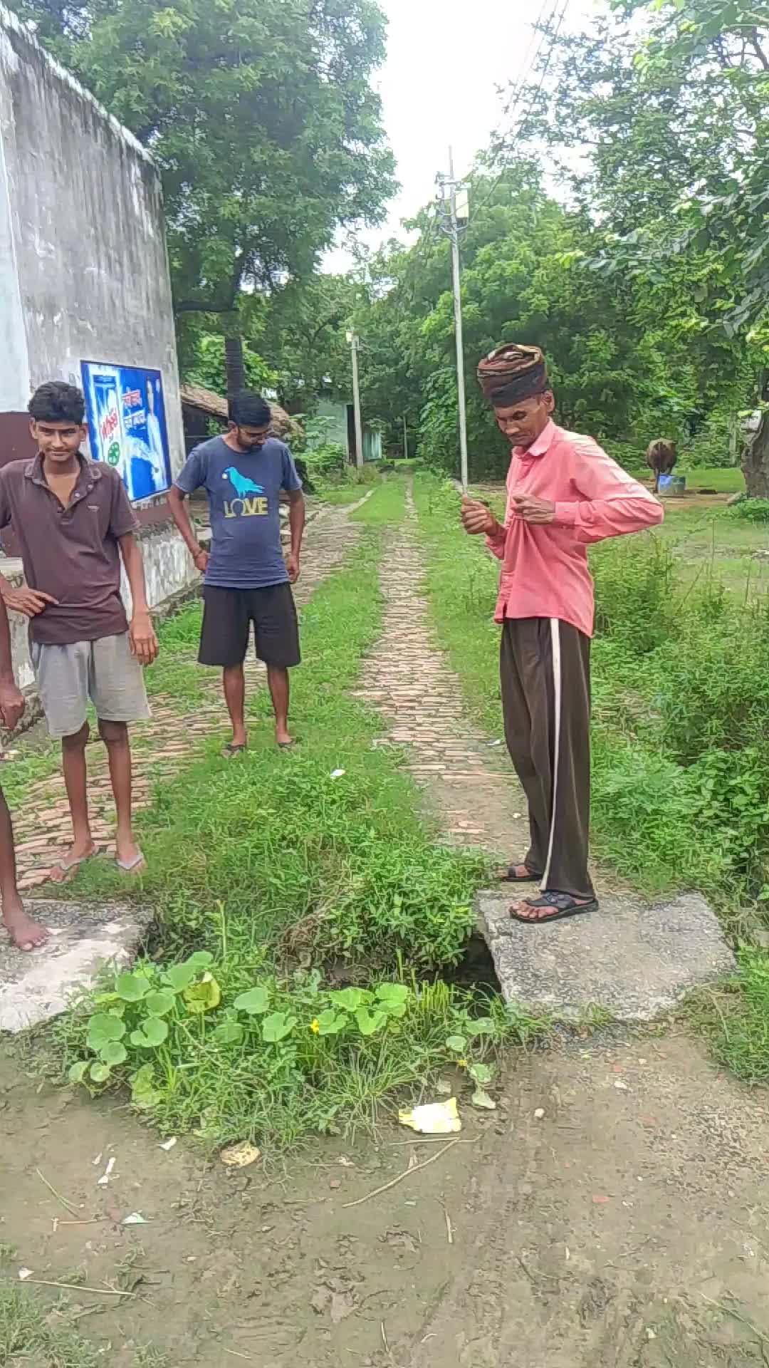 mindaul khurd nali tuti padi Hui hai Safai nahi Hui hai