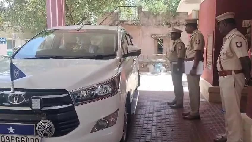 வேடசந்தூர்: வேடசந்தூர் காவல் நிலையத்தில் திண்டுக்கல் DIG சசிமோகன் திடீர் ஆய்வு