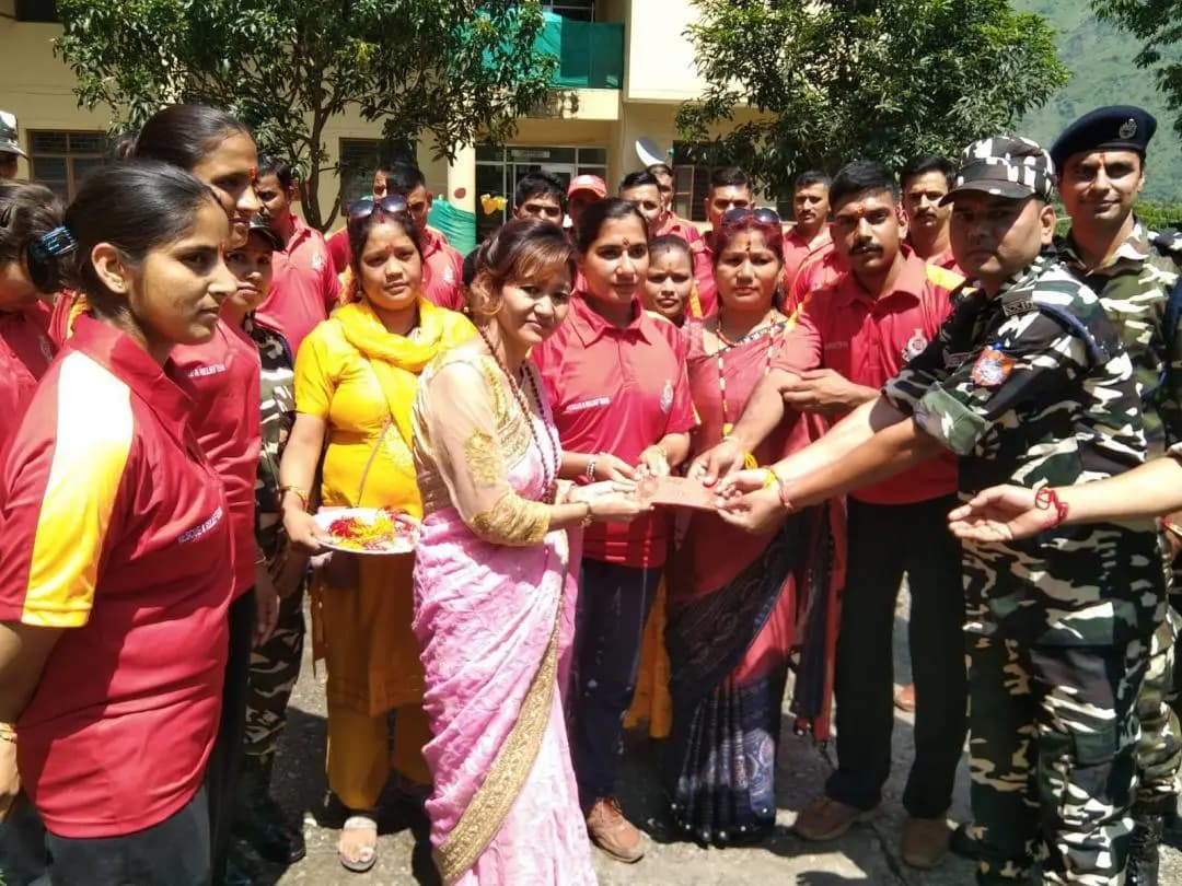 उत्तराखंड की महिलाओं ने 13 जनपदों में तैनात सैनिकों को राखी से किया सम्मानित