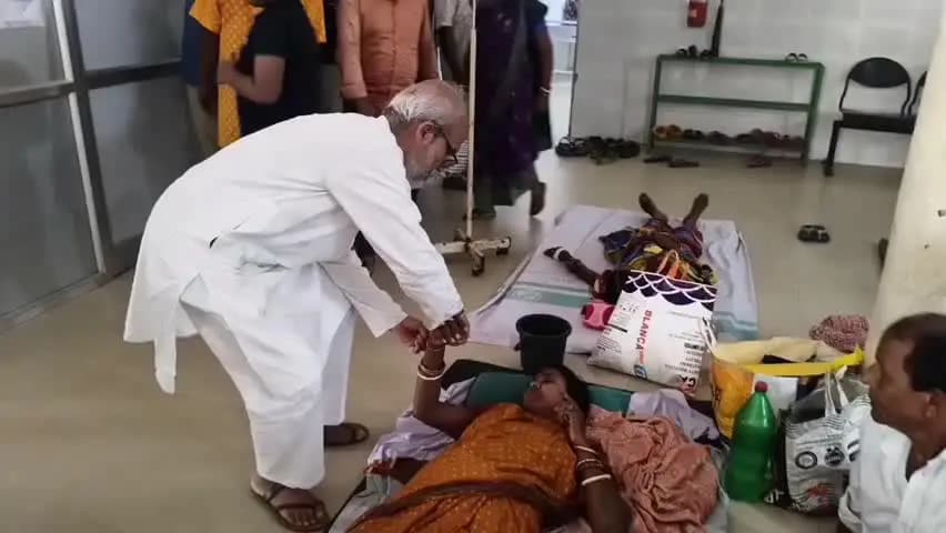ବାଲେଶ୍ବର ସଦର: ନୀଳଗିରି ଉପଖଣ୍ଡ ଚିକିତ୍ସାଳୟରେ ରୋଗୀ ଓ ଚିକିତ୍ସା କର୍ମୀମାନଙ୍କୁ ରାକ୍ଷୀ ବାନ୍ଧି ଲଡୁ ବଣ୍ଟନ କଲେ ସାଂସଦ
