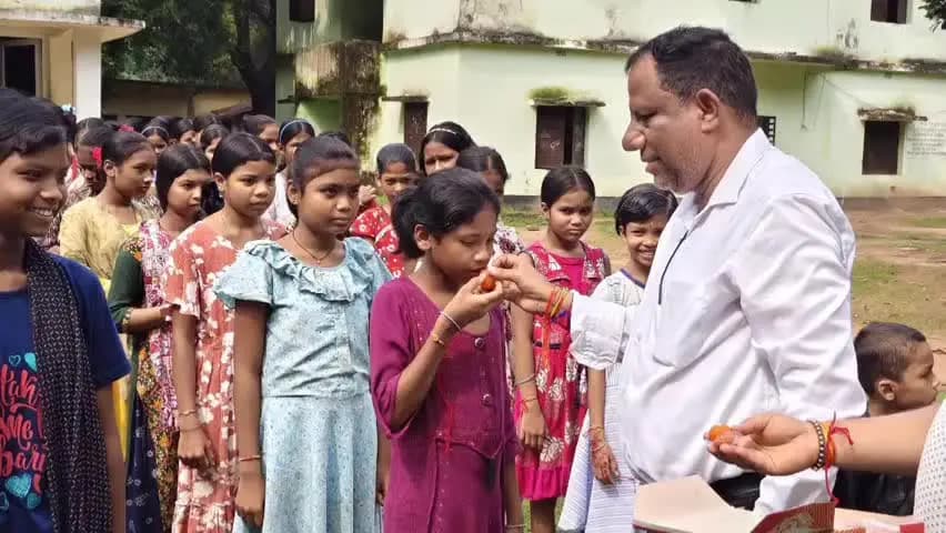 ଜଳେଶ୍ବର: ରକ୍ଷାବନ୍ଧନର ପବିତ୍ର ଅବସରରେ ଜଳେଶ୍ୱର ବ୍ଲକ୍ର କବାଟଘାଟୀ ସରକାରୀ ଉଚ୍ଚ ବିଦ୍ୟାଳୟରେ ଛାତ୍ରଛାତ୍ରୀମାନଙ୍କୁ ରାଖୀ, ଲଡ଼ୁ ବଣ୍ଟନ