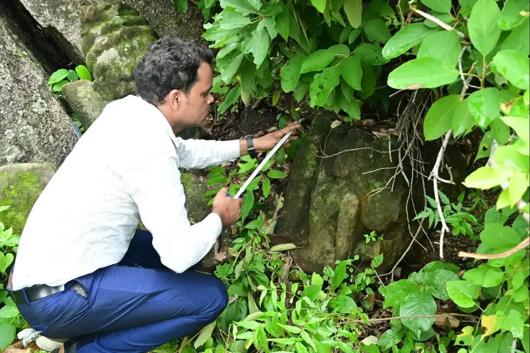 संस्कृति मंत्री एवं जिले के प्रभारी मंत्री श्री राजेश अग्रवाल के निर्देश पर धनपुर सहित पुरातात्विक स्थलों का व्यापक सर्वे
रायपुर से पहुंचे विशेषज्ञ दल ने धनपुर, बेनीबाई, भस्मासुर एवं शहरखेरवा के पुरातात्विक धरोहरों का किया सूक्ष्म निरीक्षण।
@chhattisgarhcmo @dpr.chhattisgarh