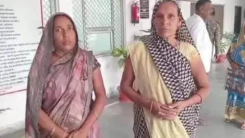 फर्रुखाबाद: दंबगों पर सिंगीऋषि मंदिर पर कब्जा करने का आरोप, पीड़ित महिलाओं ने डीएम से न्याय की गुहार लगाई