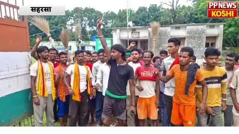 नवह@ट्टा नगर पंचायत ना भट्ट का
धरना हो रहा है क्योंकि झाड़ू मरने वाला को @#रुपया पैसा नहीं मिलता है
सरकार साबुन निधन @