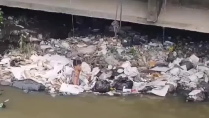 दिल्ली के मथुरा रोड पर खुले नाले में गिरा युवक, लोगों ने बचाई जान