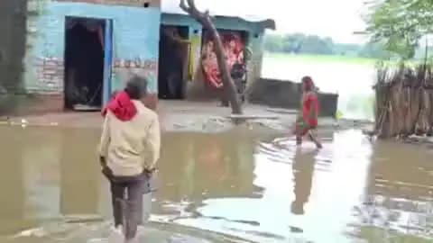कायमगंज: गंगा का जलस्तर बढ़ा, चाचूपुर गांव में घुसा पानी, कई घर प्रभावित, आवागमन और भोजन में हो रही परेशानी