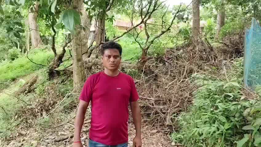 সাব্রুম: সমরেন্দ্র গঞ্জ শীলটিলায় যাতায়াতের রাস্তা জোর করে দখল করে রাখার অভিযোগ করেন এলাকার এক যুবক