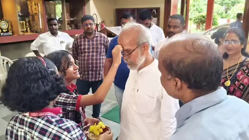 ବାଲେଶ୍ବର ସଦର: ଉତ୍କଳ ବାଳାଶ୍ରମ,ରାଣୀପାଟଣା ଦୃଷ୍ଟିହୀନ ନିମନ୍ତେ ବିଦ୍ୟାଳୟ ଓ କେନ୍ଦ୍ରୀୟ ବିଦ୍ୟାଳୟ ରେ ପିଲାମାନଙ୍କ ସହ ରକ୍ଷାବନ୍ଧନ ପାଳିଲେ ସାଂସଦ