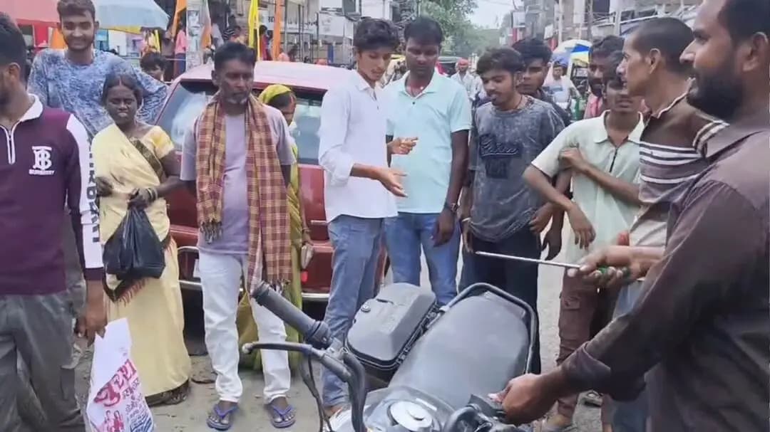 हंटरगंज: हंटरगंज मेन बाजार में बाइक की सीट के नीचे निकला सांप, मची अफरा-तफरी