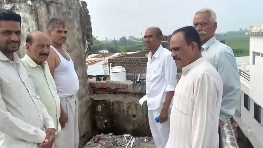 मल्हारगढ़: मंदसौर के नारायणगढ़ में आकाशीय बिजली से मकान क्षतिग्रस्त, कांग्रेस नेताओं ने किया निरीक्षण