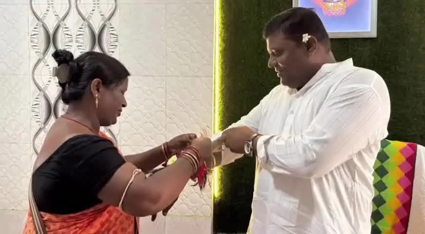 ସୋର: ସୋର ବିଧାୟକଙ୍କ କାର୍ଯ୍ୟାଳୟରେ ବିଧାୟକଙ୍କ ହାତରେ ରାକ୍ଷୀ ବାନ୍ଧିଲେ ଭଉଣୀ