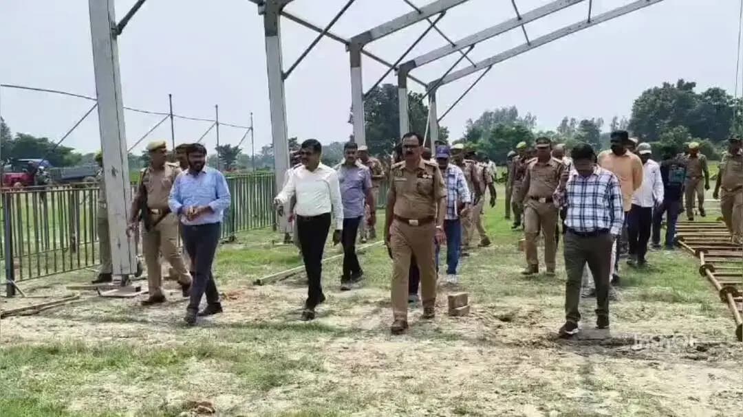 बलिया: मुख्यमंत्री के प्रस्तावित दौरे को लेकर तैयारियां तेज, डीएम-एसपी ने गलाफरपुर में कार्यक्रम स्थल का किया निरीक्षण