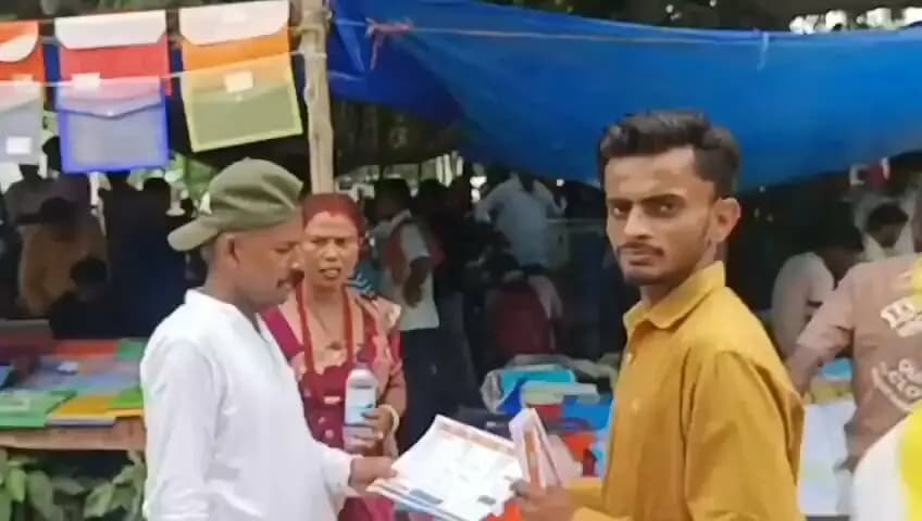 पेपरलेस रजिस्ट्रेशन की ओर बढ़ता सारण
सारण, छपरा में पेपरलेस रजिस्ट्रेशन को लेकर आमजनों को जागरूक किया जा रहा है।
जिला पदाधिकारी के निर्देशानुसार सदर कार्यालय द्वारा जागरूकता अभियान चलाया जा रहा है।
अभियान के तहत आम नागरिकों के बीच जागरूकता संबंधी पर्चे वितरित किए जा रहे हैं।
पर्चों के माध्यम से पेपरलेस रजिस्ट्रेशन की प्रक्रिया एवं इसके लाभों की जानकारी दी जा रही है।
डिजिटल प्रक्रिया से रजिस्ट्रेशन कार्य को और अधिक सरल, पारदर्शी एवं सुविधाजनक बनाया जा रहा है।
इससे अनावश्यक कागजी कार्रवाई में कमी आएगी और समय की बचत होगी।
आम नागरिकों को नई व्यवस्था को अपनाने एवं इसका लाभ उठाने के लिए प्रेरित किया जा रहा है।
सदर कार्यालय की टीम द्वारा लोगों की जिज्ञासाओं का समाधान भी किया जा रहा है।
तकनीक के माध्यम से रजिस्ट्रेशन सेवाओं को अधिक सहज और नागरिक-केंद्रित बनाया जा रहा है।
सारण जिला प्रशासन—सरल, पारदर्शी एवं पेपरलेस सेवाओं की दिशा में निरंतर अग्रसर।