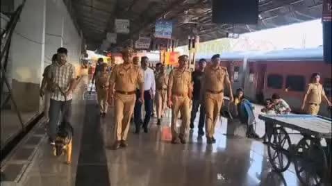 फर्रुखाबाद: रक्षाबंधन के त्योहार से पूर्व, जीआरपी और आरपीएफ के साथ शहर कोतवाली पुलिस ने चलाया बम निरोधक दस्ता और डॉग स्क्वायड