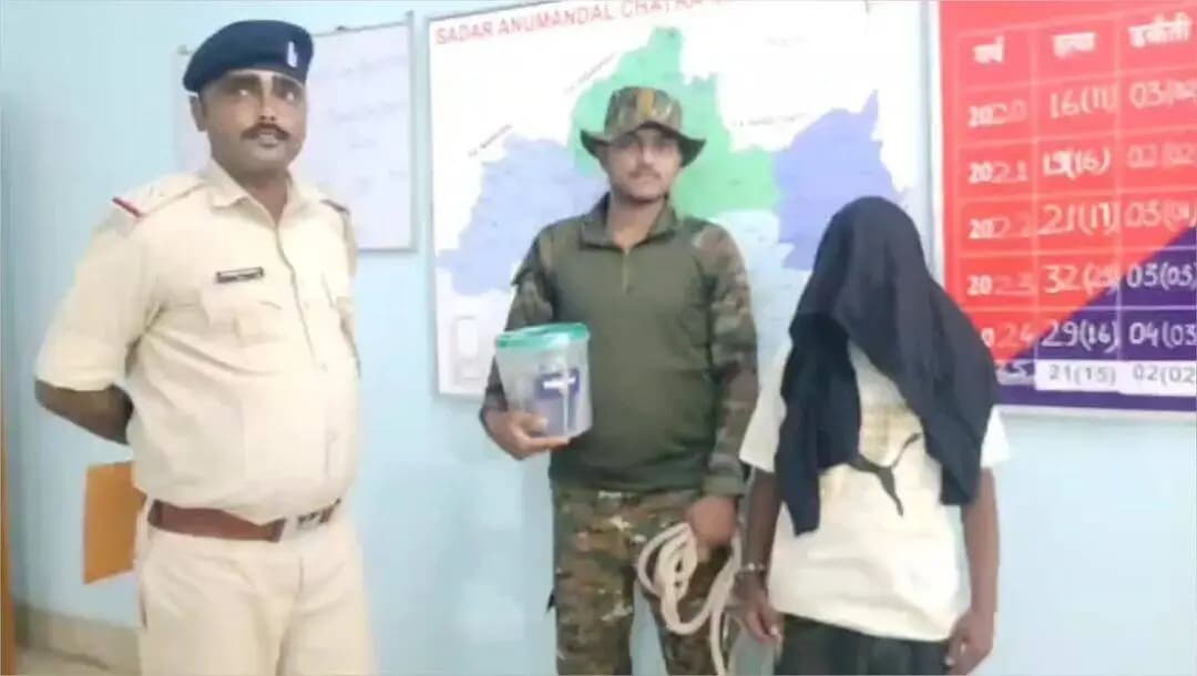 टंडवा: चतरा में मोजे में छिपाई 11 लाख की अफीम जब्त, तस्कर गिरफ्तार