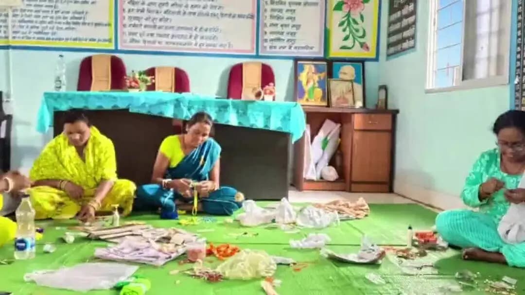 भानुप्रतापपुर: गढ़पिछवाड़ी में स्व-सहायता समूहों की महिलाओं ने राखियां बनाकर 46 हजार से अधिक रुपये कमाए