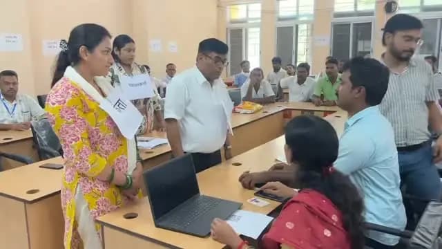 📲 जिला निबंधन कार्यालय द्वारा प्रस्तुतीकरण के माध्यम से समझाई गई ई-निबंधन की पूरी प्रक्रिया
जिला पदाधिकारी, जहानाबाद के निर्देशानुसार जिला निबंधन कार्यालय द्वारा ई-निबंधन की संपूर्ण प्रक्रिया का चरणबद्ध एवं व्यावहारिक प्रस्तुतीकरण किया गया।
प्रस्तुतीकरण के माध्यम से दस्तावेज के प्रकार का चयन, विक्रेता एवं क्रेता की जानकारी, भूमि एवं संपत्ति का विवरण, शुल्क भुगतान, OTP/e-Sign, अपॉइंटमेंट तथा दस्तावेज निष्पादन सहित ई-निबंधन से जुड़ी पूरी प्रक्रिया को सरल एवं सहज तरीके से समझाया गया।
📢 आमजन से अपील है कि ई-निबंधन की डिजिटल प्रक्रिया को समझें, आवश्यक दस्तावेज एवं सही जानकारी के साथ आवेदन करें तथा पारदर्शी, सरल एवं सुविधाजनक निबंधन व्यवस्था का लाभ उठाएं।
#ई_निबंधन #पेपरलेस_निबंधन _डिजिटल_बिहार #जिला_निबंधन_कार्यालय #जिला_प्रशासन_जहानाबाद #विकसितभारत_समृद्धबिहार_आदर्शजहानाबाद