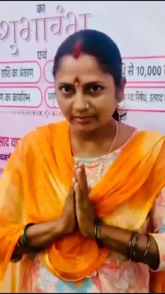 🙏 धन्यवाद माननीय मुख्यमंत्री जी!
“समृद्ध महिला–समृद्ध बिहार” शुभारंभ कार्यक्रम में आज मुख्यमंत्री जी द्वारा महिला रोजगार योजना की द्वितीय किस्त के रूप में ₹20,000 की राशि सीधे खाते में प्राप्त होने पर जीविका सदस्य रेणु कुमारी ने प्रसन्नता व्यक्त की।
💄 उन्होंने कहा कि इस राशि से वे अपनी श्रृंगार दुकान को और आगे बढ़ाएंगी तथा अपने रोजगार को मजबूत करेंगी।
🌸 इस सहयोग के लिए उन्होंने माननीय मुख्यमंत्री, बिहार श्री सम्राट चौधरी जी को बहुत-बहुत धन्यवाद दिया।
#समृद्धमहिला_समृद्धबिहार #मुख्यमंत्रीमहिलारोजगारयोजना #महिलासशक्तिकरण_आत्मनिर्भरमहिला_जीविका स्वरोजगार जहानाबाद #जिला_प्रशासन_जहानाबाद
#विकसितभारत_समृद्धबिहार_आदर्शजहानाबाद
Soochna Jansampark