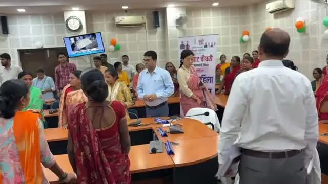 🌸 “समृद्ध महिला–समृद्ध बिहार” — महिलाओं की आर्थिक आत्मनिर्भरता और सशक्तिकरण को नई गति
आज दिनांक 27 अगस्त 2026 को माननीय मुख्यमंत्री, बिहार श्री सम्राट चौधरी के कर-कमलों द्वारा “समृद्ध महिला–समृद्ध बिहार अभियान” का शुभारंभ किया गया। इस अवसर पर मुख्यमंत्री महिला रोजगार योजना के तहत महिला लाभुकों को आर्थिक सहायता तथा जीविका निधि अंतर्गत ऋण वितरण किया गया।
📺 कार्यक्रम का सीधा प्रसारण समाहरणालय स्थित ग्राम प्लेक्स सभागार, जहानाबाद में किया गया, जिसमें जिला पदाधिकारी, जहानाबाद श्रीमती छिरिङ वाई भूटिया ने भाग लिया।
👩💼 राज्य स्तर पर—
🔹 मुख्यमंत्री महिला रोजगार योजना के तहत 5 लाख महिला लाभुकों को राशि का अंतरण
🔹 10,000 लाभुकों को जीविका निधि से ऋण वितरण
🔹 जीविका से जुड़ी महिलाओं को रोजगार एवं आर्थिक गतिविधियों से जोड़ने पर विशेष जोर
🔹 जीविका स्वयं सहायता समूहों द्वारा निर्मित उत्पादों के विपणन को बढ़ावा देने की पहल
📊 जहानाबाद जिले मे�