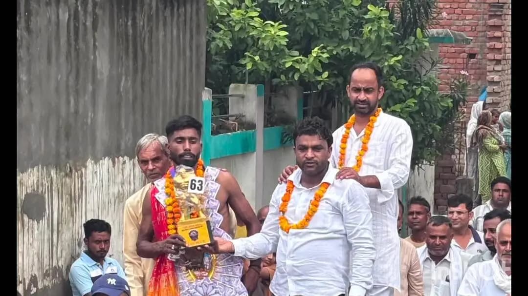 पानीपत: गुड़गांव में अंतर्राष्ट्रीय बॉडी बिल्डर प्रतियोगिता में गोल्ड मेडल जीतने पर, गांव अधमी के पहलवान रोहित का गांव में सम्मान