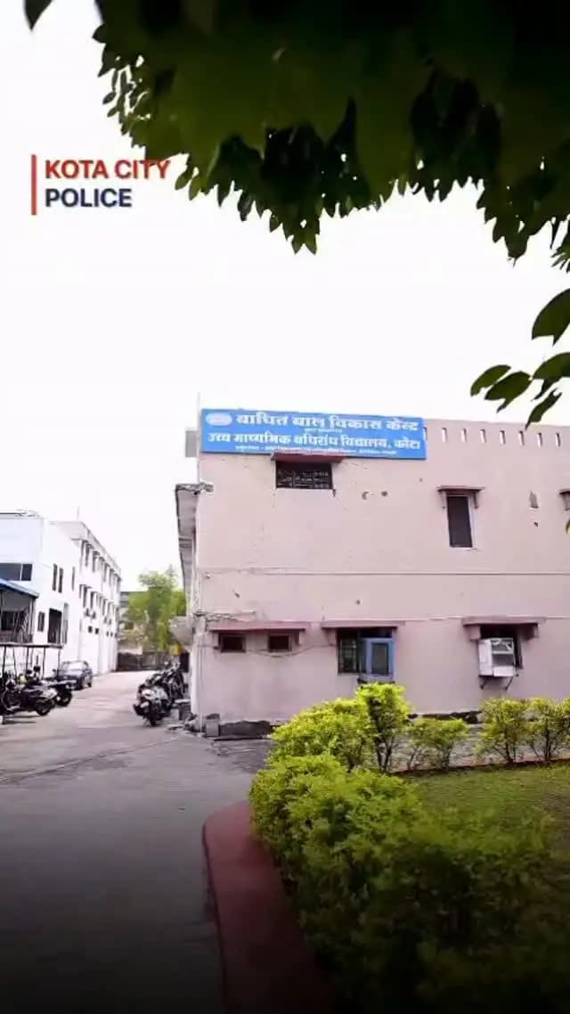 रक्षा का वचन, अपनत्व के संग ❤️
कोटा शहर पुलिस अधीक्षक तेजस्वनी गौतम ने “रक्षा का वचन” कार्यक्रम के अंतर्गत मूक-बधिर बच्चों के बीच पहुंचकर उनके साथ रक्षाबंधन का पर्व मनाया।
इस अवसर पर बच्चों के साथ आत्मीय संवाद, स्नेह और अपनत्व की भावना साझा की गई।
रिश्ते शब्दों के मोहताज नहीं होते, सच्ची संवेदनाएं दिलों को जोड़ देती हैं।
कोटा शहर पुलिस सदैव हर बच्चे और हर नागरिक की सुरक्षा एवं सम्मान के लिए प्रतिबद्ध है।
#igpkotarange#रक्षा_का_वचन #रक्षाबंधन #KotaCityPolice #WomenSafety सुरक्षा_और_संवेदना