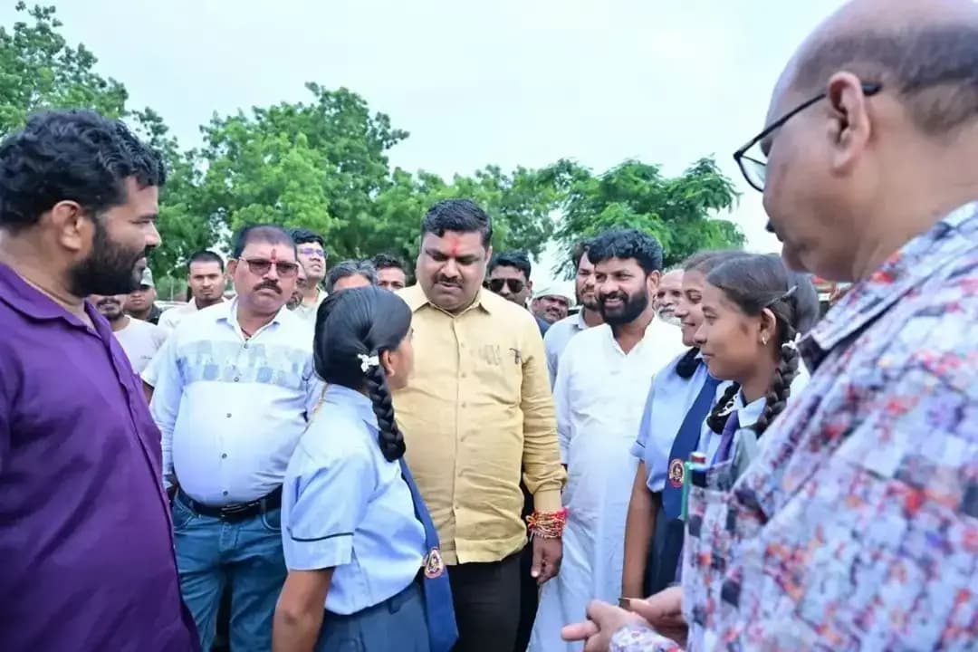 हमारे बच्चे ही हमारा भविष्य हैं, और भविष्य से कभी दूरी नहीं बनाई जाती।
शिक्षा मंत्री श्री गजेंद्र यादव ने आज पेंड्रावन स्थित स्वामी आत्मानंद शासकीय विद्यालय पहुंचकर छात्राओं एवं उनके पालकों से आत्मीय संवाद किया। उन्होंने उनकी बातें सुनीं, उनकी नाराज़गी को समझा और उन्हें भरोसा दिलाया कि उनकी समस्याएं हमारी अपनी जिम्मेदारी हैं।
उन्होंने कहा कि बच्चों की हर जायज़ चिंता का समाधान संवाद, संवेदनशीलता और जिम्मेदारी के साथ करना हमारी प्राथमिकता है। हमारे बच्चे सड़क पर नहीं, बल्कि स्कूल में किताबों के साथ अपने सपनों की ओर आगे बढ़ते हुए दिखाई दें—यही हम सभी की जिम्मेदारी है।
छात्राओं एवं उनके पालकों की समस्याओं के समाधान के लिए हरसंभव प्रयास किए जाएंगे।
@gajendrayadavbjp @chhattisgarhcmo @dpr.chhattisgarh