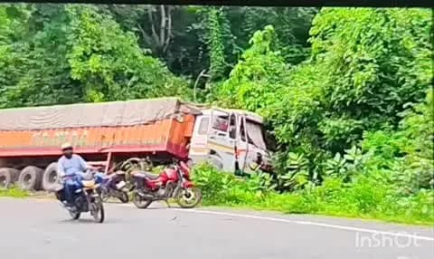 चतरा: संघरी घाटी के समीप एक ट्रक अनियंत्रित होकर पहाड़ से टकराई, चालक व उपचालक बाल-बाल बचे