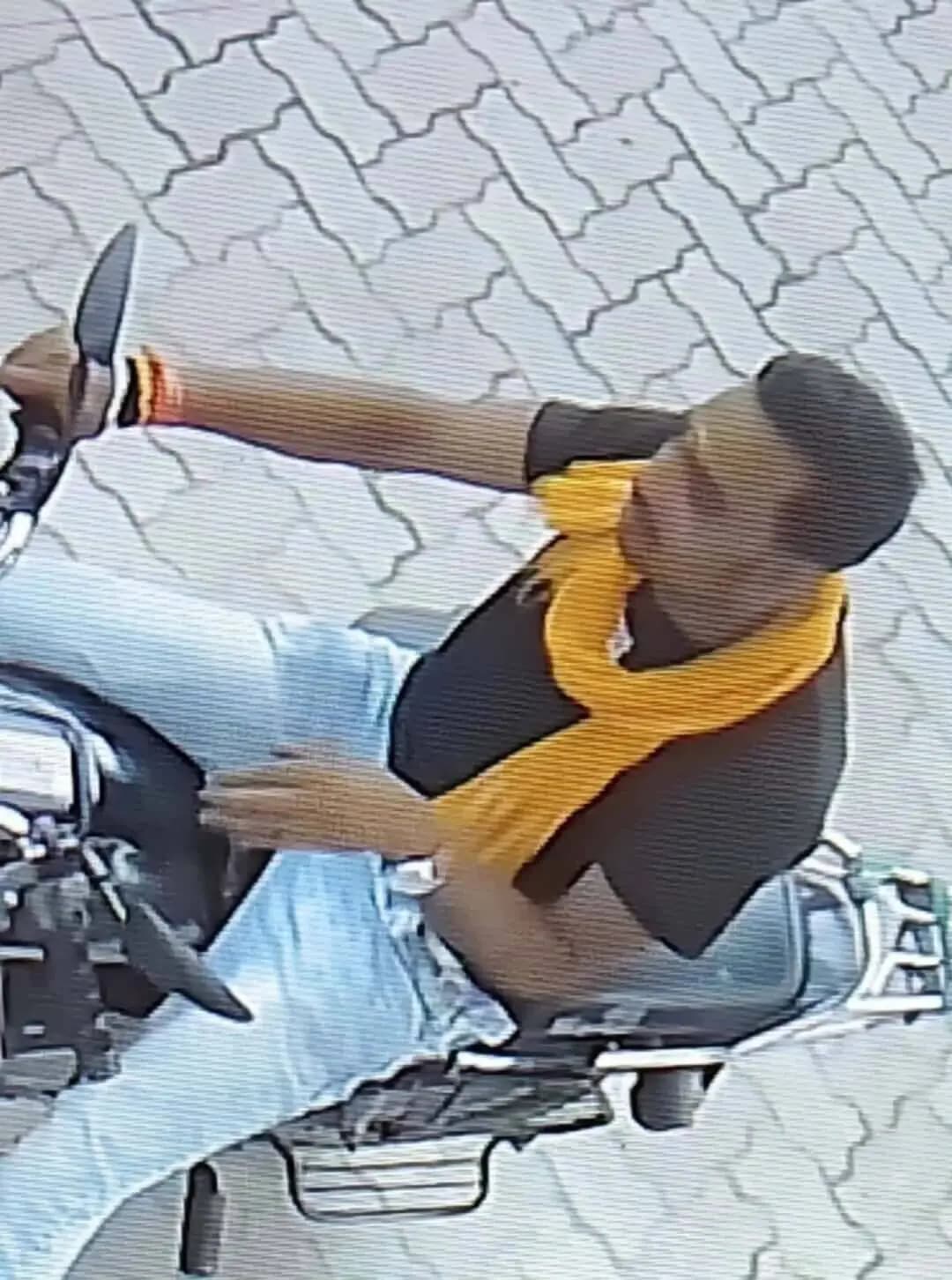 ये व्यक्ति अपने बातों में फंसा कर bike लेके फरार होगया, जो भी इसकी पहचान देगा उसको 5000 रुपये इनाम देंगे No- 9631991848