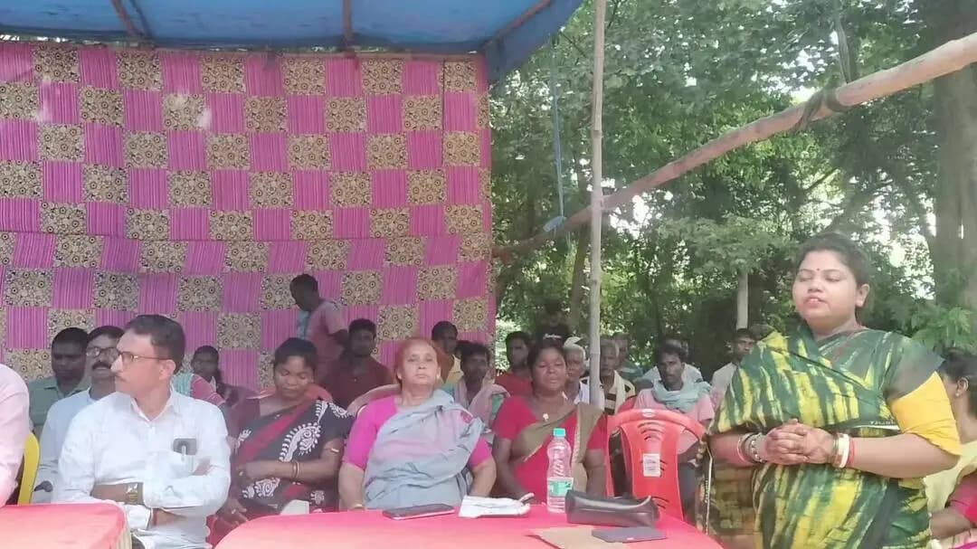 जामताड़ा: कुलडंगाल गांव में झामुमो ने बैठक कर ग्रामीणों को जागरूक किया, केंद्र सरकार के खिलाफ की जमकर नारेबाजी