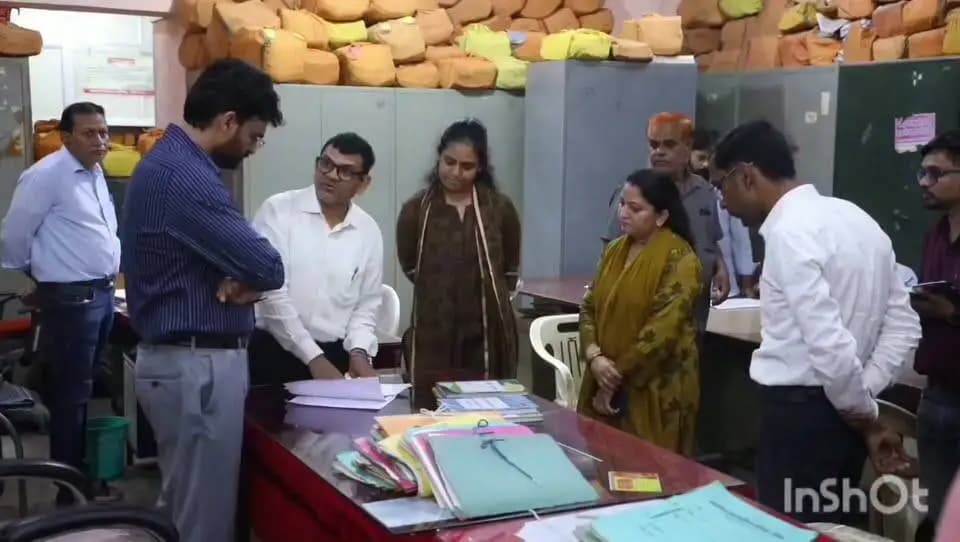 मुख्यमंत्री जन विश्वास अभियान अंतर्गत कलेक्टर ने नगरपालिका कार्यालय का किया निरीक्षण
लीज नवीनीकरण,नामांतरण एवं संपत्ति कर के लंबित प्रकरणों के निराकरण के दिए निर्देश
मुख्यमंत्री जन-विश्वास अभियान के तहत कलेक्टर Himanshu Chandra ने गुरुवार को नगर पालिका नीमच कार्यालय का निरीक्षण कर विभिन्न शाखाओं की व्यवस्थाओं एवं नागरिक सेवाओं की स्थिति का जायजा लिया।
CM Madhya Pradesh
Jansampark Madhya Pradesh
Department of Urban Development & Housing MP
#MukhymantriJanVishwasAbhiyan
#Neemuch
#नीमच