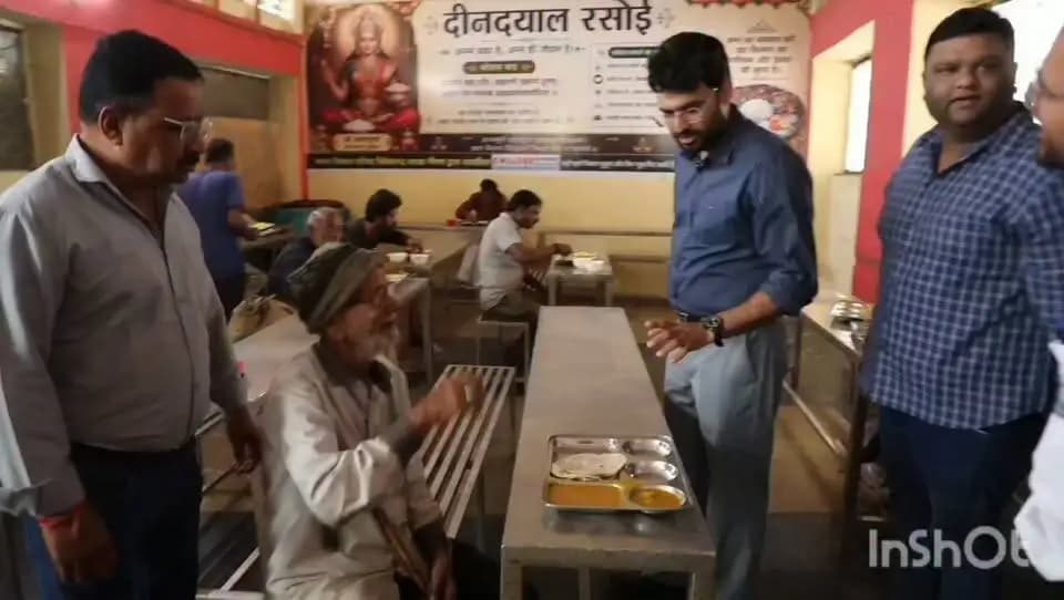 कलेक्टर Himanshu Chandra ने दीनदयाल अंत्योदय रसोई एवं बस स्टैंड का किया निरीक्षण
मुख्यमंत्री जन विश्वास अभियान के तहत कलेक्टर श्री हिमांशु चंद्रा ने गुरुवार को नीमच में संचालित दीनदयाल अंत्योदय रसोई एवं बस स्टैंड का निरीक्षण कर व्यवस्थाओं का जायजा लिया और अधिकारियों को आवश्यक दिशा-निर्देश दिए।
CM Madhya Pradesh
Jansampark Madhya Pradesh
Department of Urban Development & Housing MP
#MukhymantriJanVishwasAbhiyan
#Neemuch
#नीमच