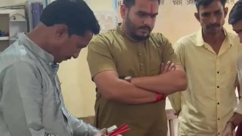 परसवाड़ा: देवेन्द्र ऐडे ने वनांचल खापा व मालखेड़ी के बच्चों के सपनों को उड़ान देने के लिए शैक्षणिक सामग्री बांटी