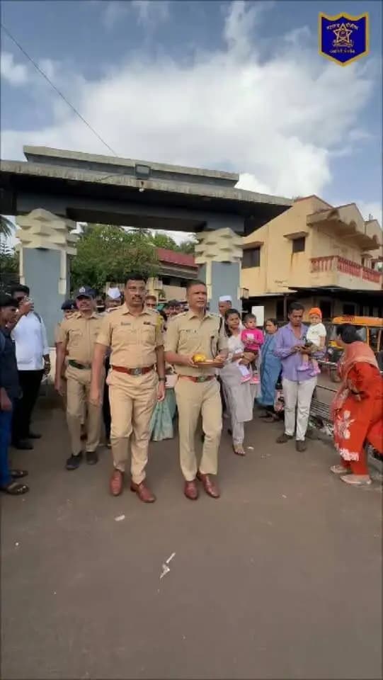 नारळी पौर्णिमेनिमित्त रत्नागिरी पोलीस दलातर्फे सागराला पारंपरिक मानाचा नारळ अर्पण करण्यात आला. मा. पोलीस अधीक्षक श्री. नितीन बगाटे (भा.पो.से. ) व मा. अपर पोलीस अधीक्षक श्री. बी. बी. महामुनी यांच्या हस्ते विधिवत पूजा करून सागराला मानाचा नारळ अर्पण करण्यात आला.
यावेळी रत्नागिरी जिल्ह्यातील सर्व नागरिकांना नारळी पौर्णिमेच्या हार्दिक शुभेच्छा देण्यात आल्या. तसेच सर्वांच्या सुख-समृद्धीसह सुरक्षित सागरी प्रवासासाठी शुभेच्छा देण्यात आल्या.
CMO MAHARASHTRA Devendra Fadnavis Eknath Shinde - एकनाथ शिंदे Sunetra Pawar उदय सामंत Yogesh Ramdas Kadam महाराष्ट्र पोलीस | Maharashtra Police IGP Konkan Range #narlipornima #ratnagiri #ratnagiripolice