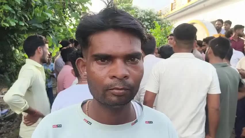 ब्रेकिंग न्यूज़ | शाहजहांपुर
बंडा में शादी की जिद में मोबाइल टावर पर चढ़ा युवक, शोले फिल्म के वीरू की याद दिलाया नजारा!