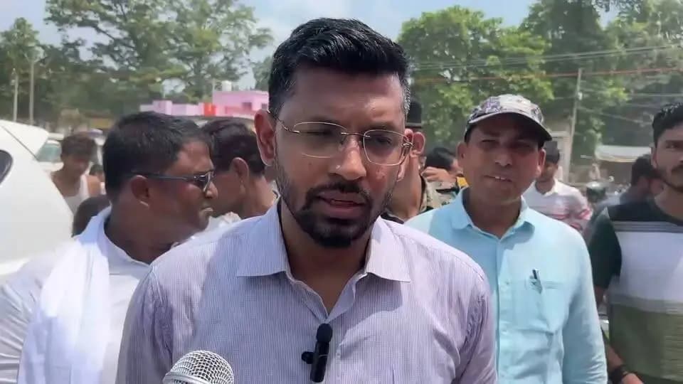 संत शिरोमणि श्री गुरु रविदास जी की 650वीं जयंती के अवसर पर राज्य सरकार के निर्देश के आलोक में जिले में संचालित समरसता संकल्प अभियान बोचहाँ प्रखंड के मैदापुर पंचायत स्थित पंचायत सरकार भवन में आयोजित शिविर में जिला पदाधिकारी, मुजफ्फरपुर श्री कुमार गौरव मीडिया प्रतिनिधियों से बात करते हुए
Information & Public Relations Department, Government of Bihar