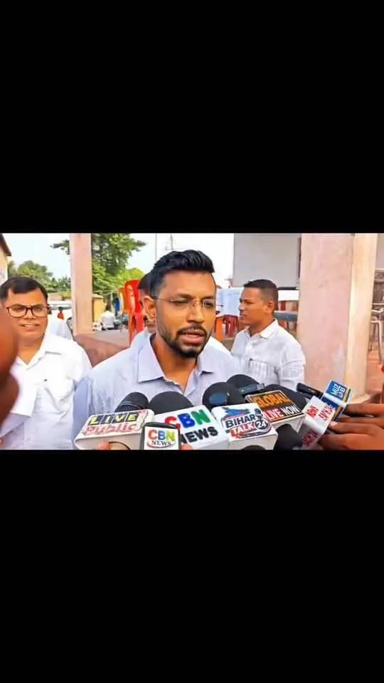 नेपाल में गंडक नदी के ऊपरी जलग्रहण क्षेत्र में फ्लैश फ्लड की स्थिति उत्पन्न होने तथा परिणामस्वरूप गंडक नदी के जलप्रवाह में संभावित वृद्धि को ध्यान में रखते हुए सरकार के निर्देश के आलोक में मुजफ्फरपुर जिला में भी विशेष सतर्कता बरती जा रही है।
इस संबंध में मीडिया प्रतिनिधियों से बात करते जिलाधिकारी श्री कुमार गौरव
Information & Public Relations Department, Government of Bihar
