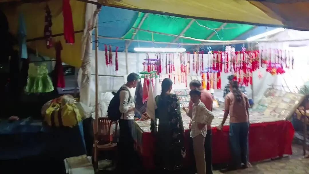वारासिवनी: रक्षाबंधन पर बाजार राखी की दुकानों से गुलजार, बहनों ने भाइयों के लिए खरीदी राखी, मिठाई और फल