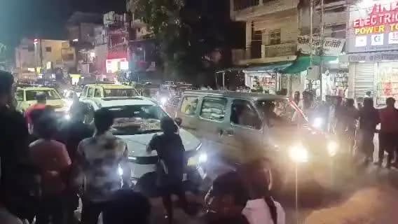 जबलपुर: दीदी' कहने पर युवती का हाईवोल्टेज ड्रामा, बोली- मैं तुम्हारी दीदी लगती हूं, कार के सामने खड़ी हुई, थाने के सामने जाम